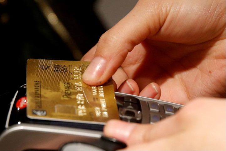 El crédito con tarjeta es cantidad de dinero que una entidad pone a disposición del cliente. Foto. Reuters