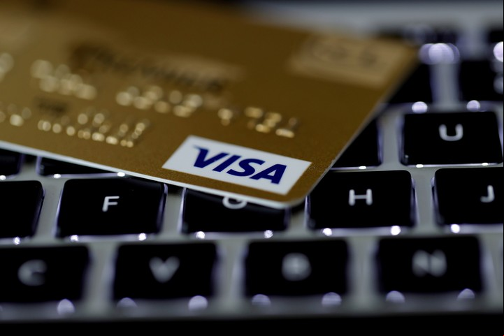 Comprar directamente en cuotas un pasaje con la tarjeta ya no se puede, pero adquirir millas todos los meses sí. Foto: AFP.