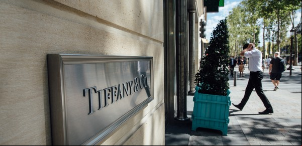 Un hombre se robó y tragó un par de aros Tiffany valuados en 800.000 dólares para evitar ser arrestado