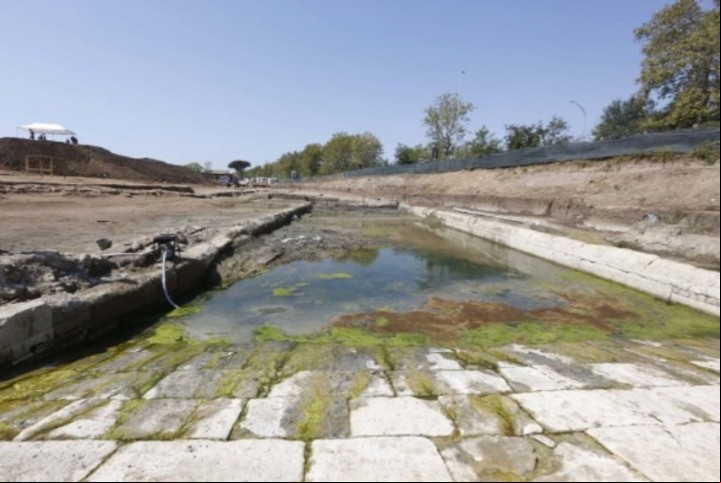 La piscina está bordeada por estructuras de toba y tiene una suerte de tobogán que permite acceder a su interior (agf - La Repubblica).