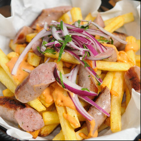 Salchicha parrillera con papas fritas y salsa picante