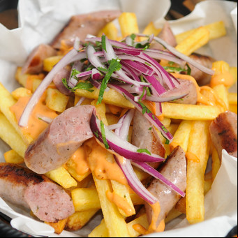 Salchicha parrillera con papas fritas y salsa picante