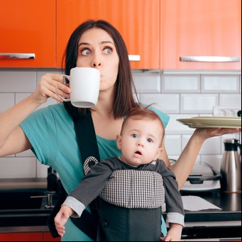 Criar hijos, llevar adelante una casa y salir a trabajar, el combo que pone en riesgo la salud de las mujeres