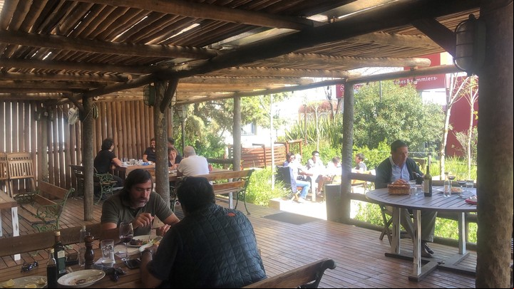 La terraza de Canta el Gallo, en Nordelta.