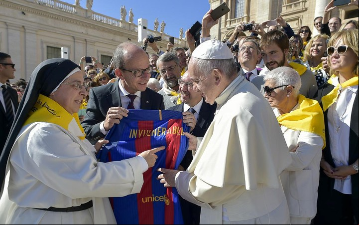 La azulgrana fascina a Francisco. Sea de San Lorenzo o del Barcelona, esos colores lo pueden. Y Sor Lucía lo sabe.