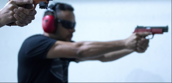 El Gobierno bajó la edad mínima para tener armas y hay polémica: los argumentos a favor y en contra