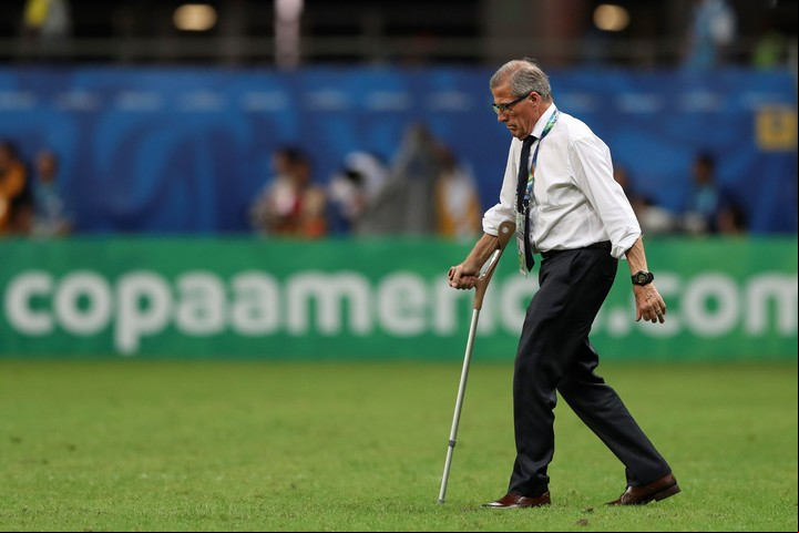 Tabárez en un encuentro de Uruguay ante Perú durante la Copa América de Brasil 2019. Foto: AP