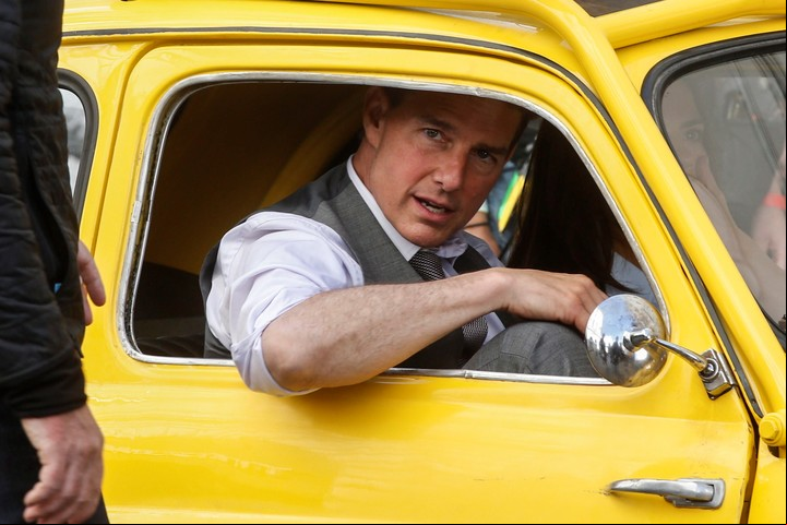 En el Fiat 500 en el que es perseguido, mientras está esposado con la coprotagonista, Hayley Atwell, en las calles de Roma. Foto EFE