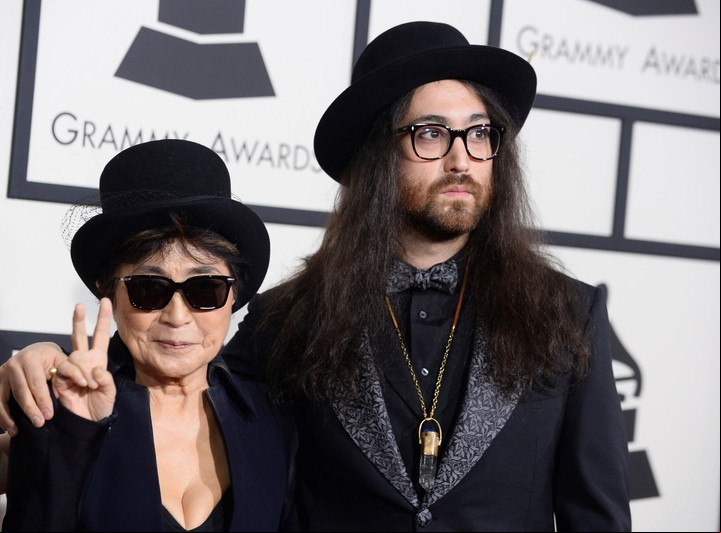 Yoko Ono con su hijo Sean en la entrega de los premios Grammy de 2014. Foto. AP