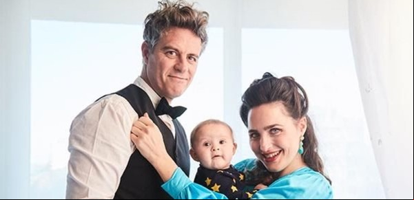 Sofía Vitola estrena un nuevo videoclip en familia, con Mike Amigorena, su hija y el "auténtico decadente" Jorge Serrano