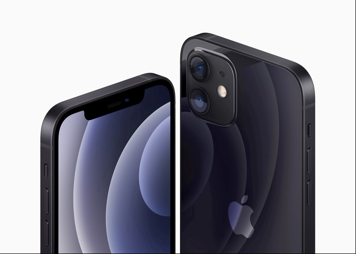 La versión 12 del iPhone tiene conectividad 5G y pantalla de 6,1 pulgadas. Foto: Reuters.