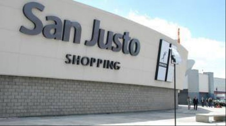 El shopping de San Justo está ubicado en Juan Manuel de Rosas 3901.