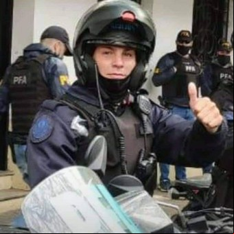 En la heladería de Ramos Mejía donde mataron al policía pusieron una placa: "En memoria de nuestro amigo y héroe"