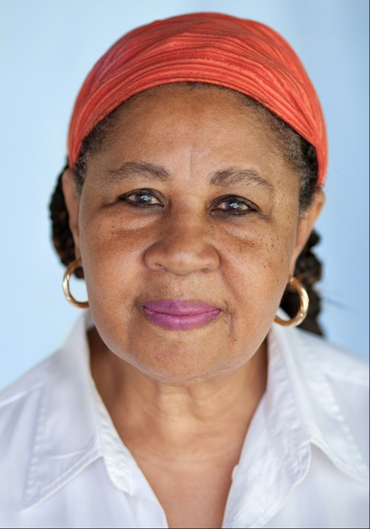 Jamaica Kincaid. Su próximo libro se llama Ahora y entonces. "Es difícil de leer -advierte-, no es para todo el mundo, porque rompe una norma a la cual los lectores actuales se han malacostumbrado: ¡que tenga que haber un argumento, yo no creo en argumentos ni historias!", dice. / Foto: Archivo Clarín