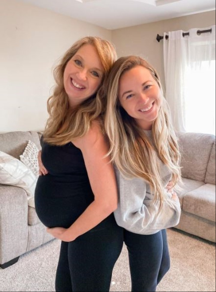Julie y Breanna están a días de la fecha del parto luego de que la madre/abuela tomara todos los recaudos médicos necesarios.