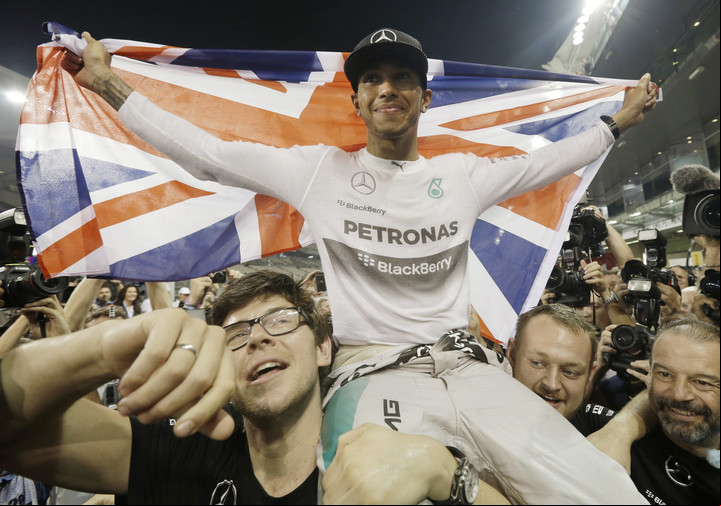 Hamilton y el festejo de su primer campeonato con Mercedes en 2014. Foto AP/Hassan Ammar