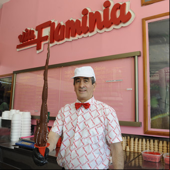 Cómo se hace el helado más alto del país, un cucurucho bañado de 60 centímetros