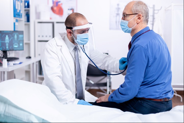 Hoy en día hay una amplia mayoría de personas que se interesan por planes de salud más económicos. Foto Shutterstock
