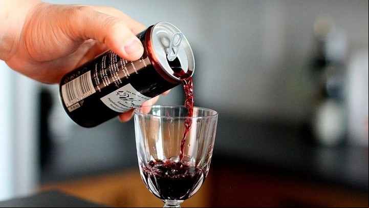 Vino en lata, un nuevo envase para atraer nuevos consumidores. Foto Archivo Clarín