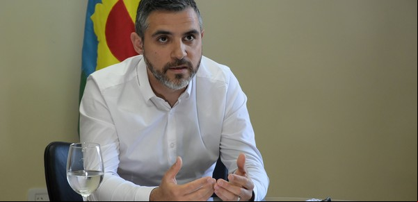 Kicillof, contra el blanqueo de Milei: la Provincia avisó que les cobrará sus impuestos a los que saquen los dólares del colchón