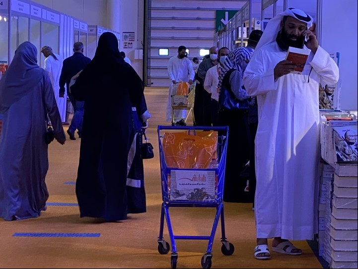 Por los pasillos. Compras en la Feria Internacional del Libro de Sharjah.
