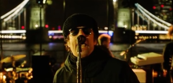 Liam Gallagher reveló el "anuncio (no tan) celestial" que explica su excursión naval por el Támesis junto a su banda