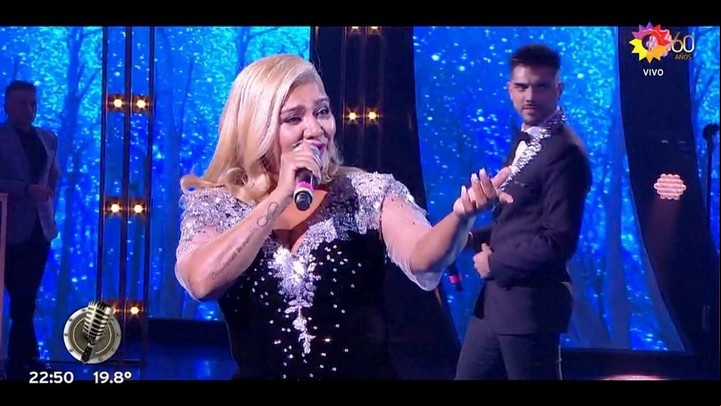 Gladys La Bomba Tucumana interpretó "Usted", de Luis Miguel, junto a su hijo Tyago Griffo, en Cantando 2020. Captura TV.