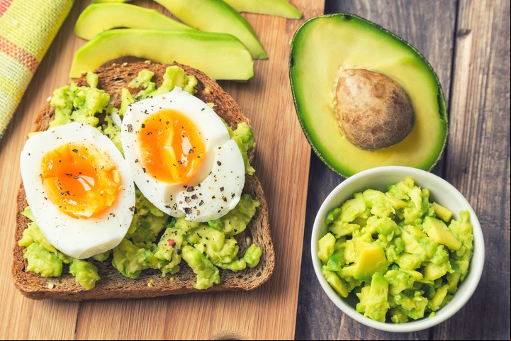 Palta y huevo, en tostada o sandwich: carbohidratos, proteínas y grasas saludables. Foto Shutterstock.