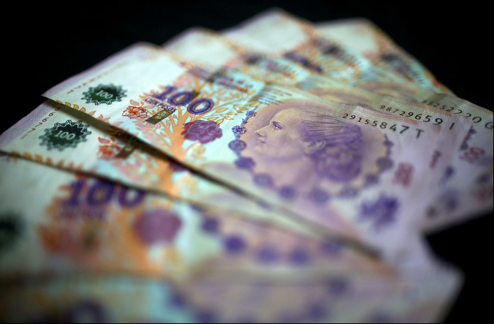En medio de la incertidumbre económica del país, quienes tienen ahorros en pesos buscan refugio en el dólar. Foto: Reuters