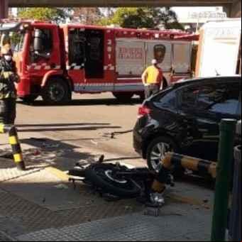 Choque en Constitución: cruzó un semáforo en rojo y dejó gravemente herida a una mujer que iba en moto