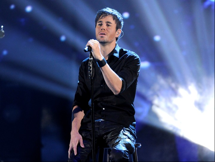 El cantante Enrique Iglesias tiene el corazón a la derecha. Foto: AP.