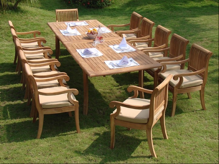 Juego de comedor en madera de teca, mueble súperresistente para el exterior. Foto Gentileza Cadama.