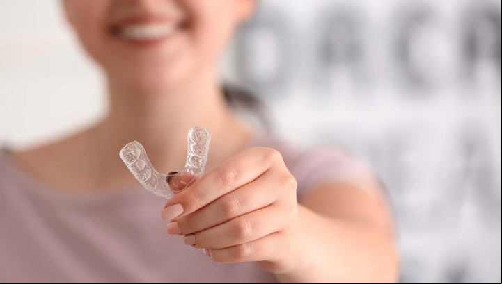 Las placas miorelajantes o “de descanso” son confeccionadas en acrílico rígido y transparente. Foto Shutterstock.