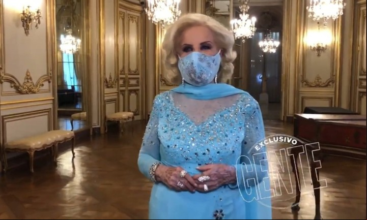 Coqueta. Mirtha luce un tapabocas que le hace juego con su vestido. Foto: revista Gente