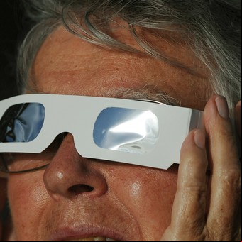 Eclipse solar del 8 de abril: por qué no hay que mirar el Sol directamente y se deben usar lentes especiales