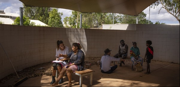 "Como en un corral de ganado": Así se hace justicia en los tribunales remotos de Australia