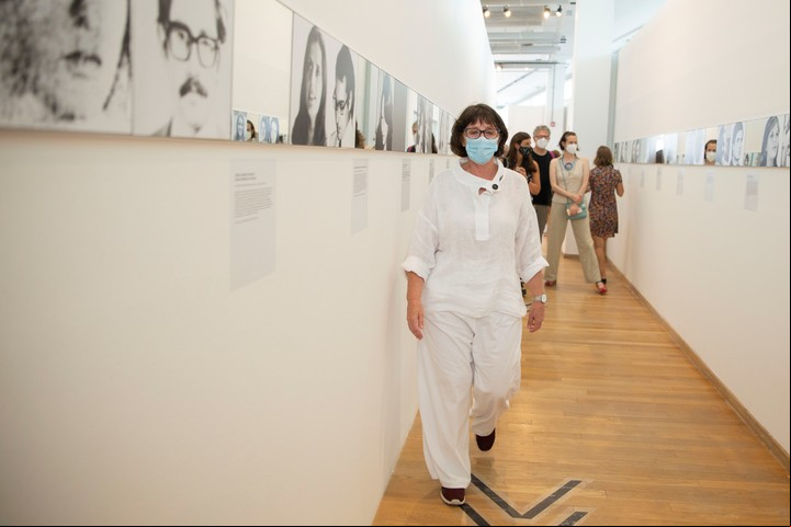 Retratos se alternan con espejos y placas grises; son los rostros de hombres y mujeres desaparecidos y/o asesinados que esperaban la llegada de un hijo, aún buscado por sus familias.