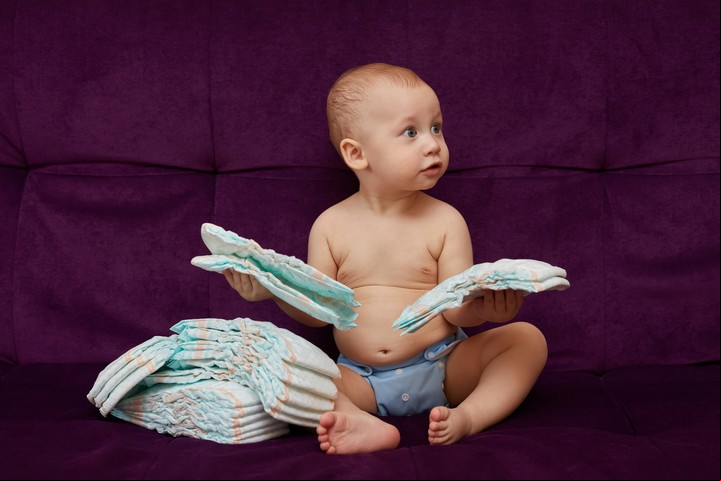 El niño o la niña que está empezando a controlar pis y/o caca tiene que tener un desarrollo madurativo suficiente como para hacer todo lo que implica ir al baño: comunicar verbalmente su necesidad, caminar hasta el espacio indicado, quitarse la ropa, sentarse, dicen en No tan terribles. Foto: ilustración Shutterstock.