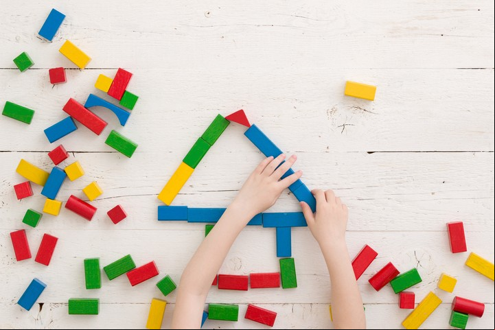 “Se deberían tener pocos juguetes, pero buenos. Un juguete bueno es aquel que sin ser nada concreto puede ser todo”, enfatiza el psicopedagogo italiano sco Tonucci. Foto: ilustración Shutterstock.