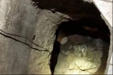Un albañil construyó un túnel para ver a su amante y el marido de ella los descubrió