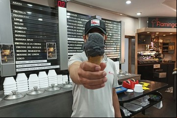 El sorprendente helado negro del Conurbano que mancha la lengua y mejora la salud