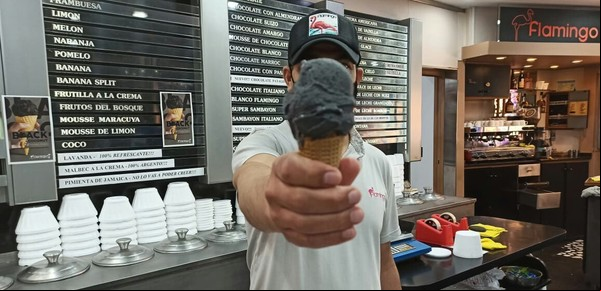 El sorprendente helado negro del Conurbano que mancha la lengua y mejora la salud