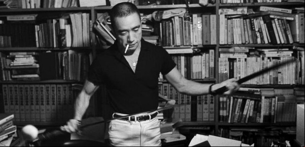 Tres cuartos perfil de un descamisado: Yukio Mishima