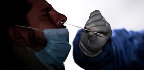 La Navidad de los aislados: nuevos rituales y cenas solitarias para los positivos de coronavirus o os estrechos