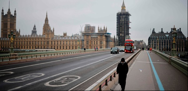 Londres entra en emergencia sanitaria por Covid: los hospitales reciben 800 enfermos por día y en dos semanas se quedarán sin camas