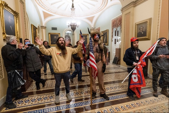 Muchos de los que irrumpieron en el Capitolio están en Parler. Foto AP