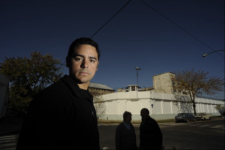 Gonzalo Aguilar en 2011. Desde hace años es uno de los referentes de la lucha de los vecinos por la erradicación de la cárcel. Foto de archivo