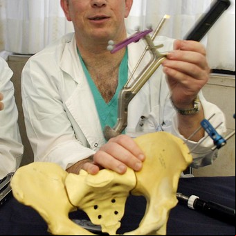 ¿Necesitás una nueva rodilla o cadera? Un robot puede ayudar a colocarlas
