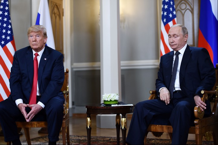 Archivo: encuentro Trump-Putin en 2018 (Brendan SMIALOWSKI / AFP)