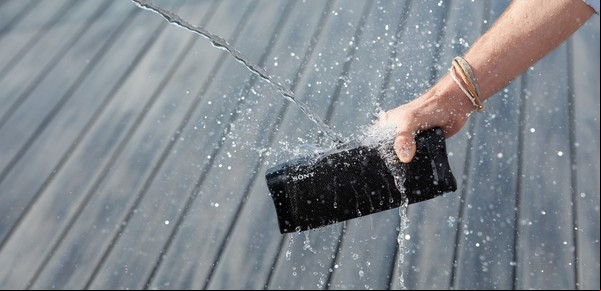 Parlantes resistentes al agua: los mejores modelos para llevar de vacaciones o escuchar música en la pileta
